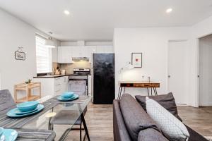 Kuchyň nebo kuchyňský kout v ubytování Condo élégant au centre de Montréal