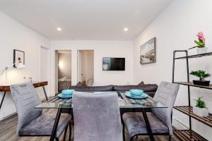 TV a/nebo společenská místnost v ubytování Condo élégant au centre de Montréal + 7 fotografií