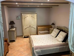 Ένα ή περισσότερα κρεβάτια σε δωμάτιο στο Le Chêne