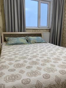 Postel nebo postele na pokoji v ubytování Уютная 2-комнатная квартира на Кошкарбаева