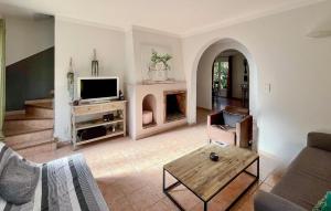 TV a/nebo společenská místnost v ubytování Cozy Home In Algajola With Kitchen