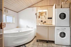 a bathroom with a tub and a washing machine at SL070-Slagelse-Snerlevej-2 in Slagelse +20 photos