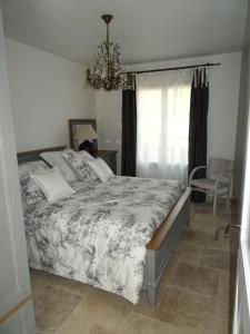 Ένα ή περισσότερα κρεβάτια σε δωμάτιο στο Le Mûrier +12 φωτογραφίες