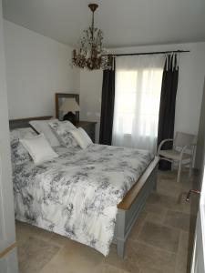 Ένα ή περισσότερα κρεβάτια σε δωμάτιο στο Le Mûrier