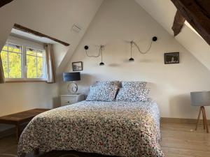 Ένα ή περισσότερα κρεβάτια σε δωμάτιο στο La Chapelle de Monet - Logis Roses Rouges