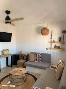 een woonkamer met een bank en een tafel bij Nathan in Son Bou