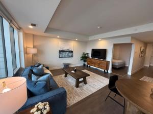 TV a/nebo společenská místnost v ubytování Downtown Waterfront 1 Bedroom with AC and Gym