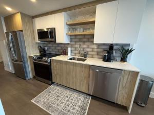 Kuchyň nebo kuchyňský kout v ubytování Downtown Waterfront 1 Bedroom with AC and Gym