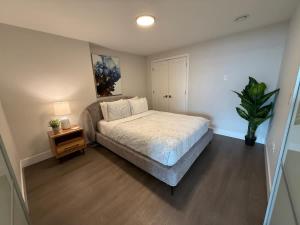 Postel nebo postele na pokoji v ubytování Downtown Waterfront 1 Bedroom with AC and Gym