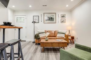 una sala de estar con un sofá y una mesa en 2 Mi to Ark Encounter! Walkable Williamstown Condo, en Williamstown