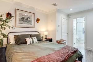 Un dormitorio con una cama y un cuadro en la pared. en 2 Mi to Ark Encounter! Walkable Williamstown Condo, en Williamstown