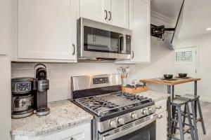 una cocina con estufa y microondas en 2 Mi to Ark Encounter! Walkable Williamstown Condo, en Williamstown