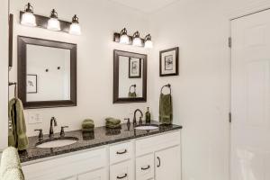 un baño con dos lavabos y dos espejos en 2 Mi to Ark Encounter! Walkable Williamstown Condo, en Williamstown 17 fotos más