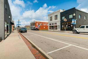 una calle vacía en una pequeña ciudad con edificios en 2 Mi to Ark Encounter! Walkable Williamstown Condo, en Williamstown