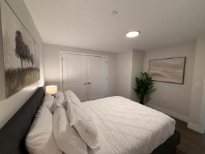 Postel nebo postele na pokoji v ubytování Waterfront downtown 2 BR 2 Bath with 6 appliances