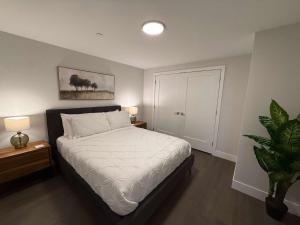 Postel nebo postele na pokoji v ubytování Waterfront downtown 2 BR 2 Bath with 6 appliances