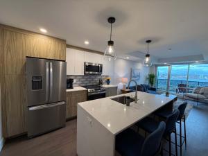 Kuchyň nebo kuchyňský kout v ubytování Waterfront downtown 2 BR 2 Bath with 6 appliances