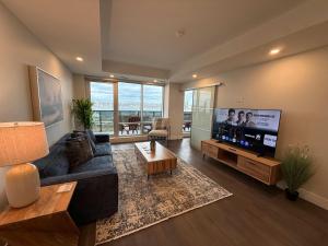 TV a/nebo společenská místnost v ubytování Waterfront downtown 2 BR 2 Bath with 6 appliances + 14 fotografií