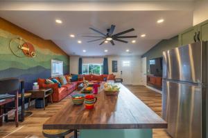 Μια τηλεόραση ή/και κέντρο ψυχαγωγίας στο Minutes to Lake • New Cabin • Hot Tub