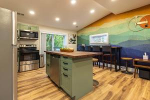 Η κουζίνα ή μικρή κουζίνα στο Minutes to Lake • New Cabin • Hot Tub