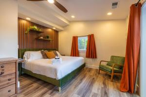 Ένα ή περισσότερα κρεβάτια σε δωμάτιο στο Minutes to Lake • New Cabin • Hot Tub