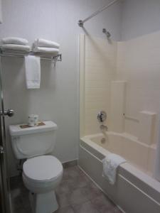 y baño con aseo, bañera y lavamanos. en Hospitality Inn en Portland