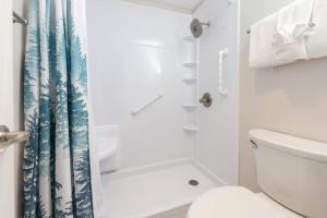 Phoenix X 1412 condo في شاطئ أورانج: حمام مع ستارة دش ومرحاض