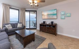 Phoenix X 1412 condo في شاطئ أورانج: غرفة معيشة مع أريكة وطاولة قهوة