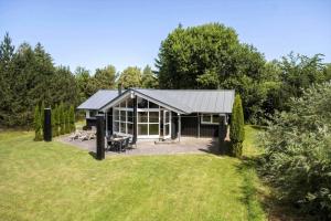 a house in a field with a garden at K19089-Kalundborg-Granlygardsvej-30 in Ågerup