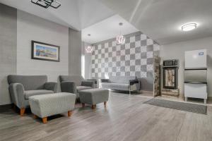 Χώρος καθιστικού στο Best Western Inn at the Rochester Airport