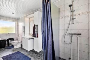 een badkamer met een douche en een toilet. bij SL350-Slagelse-Spaettevej-14 in Store Kongsmark