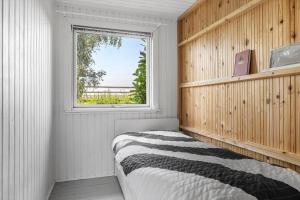 een slaapkamer met een bed en een raam bij SL350-Slagelse-Spaettevej-14 in Store Kongsmark