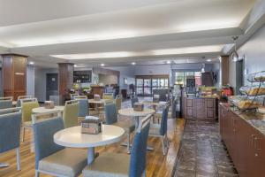 een restaurant met tafels en stoelen en een keuken bij Best Western Plus Eau Claire Conference Center in Eau Claire