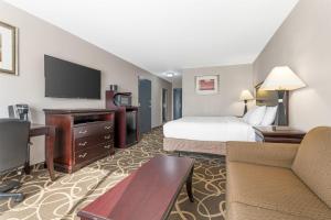 een hotelkamer met een bed en een flatscreen-tv bij Best Western Plus Eau Claire Conference Center in Eau Claire