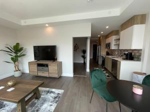 Kuchyň nebo kuchyňský kout v ubytování Bright 1 BR with patio and 6 app