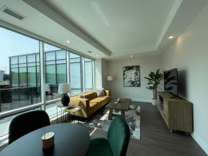 Posezení v ubytování Bright 1 BR with patio and 6 app