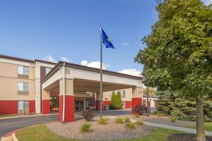een gebouw met een vlag ervoor bij Best Western Plus Eau Claire Conference Center in Eau Claire
