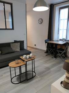 una sala de estar con un sofá y una mesa en Duplex chic et pratique, en Nogent-sur-Seine