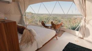 Posezení v ubytování Exquisite Luxurious Dome with Outdoor Shower and Private Pool in Texas