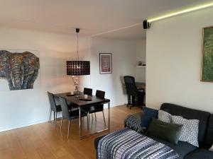 een woonkamer met een tafel en een bank bij Great apartment with a view near Copenhagen in Søborg