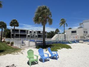 tres sillas y una palmera en la playa en Bird of Paradise, en Marathon 48 fotos más