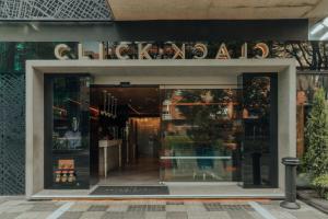 uma loja em frente a uma loja com uma porta de vidro em The Click Clack Hotel Bogotá em Bogotá mais 47 fotografias