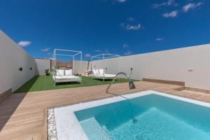 ein Swimmingpool mitten in einem Haus in der Unterkunft Esencia House Bajo las Estrellas in Llanos de la Concepción + 28 Fotos