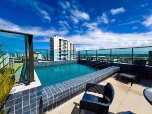 a swimming pool on the roof of a building at Flat em Boa Viagem in Recife