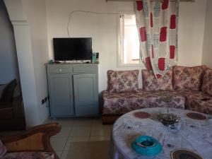 TV a/nebo společenská místnost v ubytování Ghazoua 1