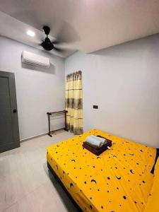 Ένα ή περισσότερα κρεβάτια σε δωμάτιο στο aslam homestay 2 bedrooms