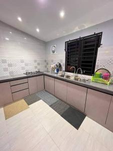 Η κουζίνα ή μικρή κουζίνα στο aslam homestay 2 bedrooms