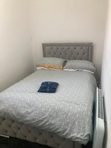 Postel nebo postele na pokoji v ubytování Flat 3, 260 Hawthorne Road