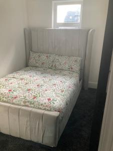 Postel nebo postele na pokoji v ubytování Flat 3, 260 Hawthorne Road