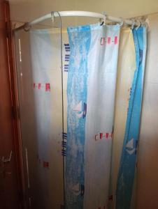 due tende da doccia con dei pesci sopra in un bagno di Rincón de Santa Tecla a Puerto Valle Altre 7 foto